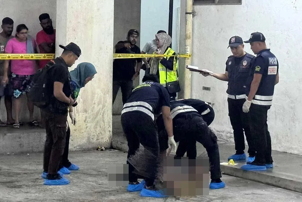 Anggota polis sedang menjalankan siasatan di lokasi kejadian.