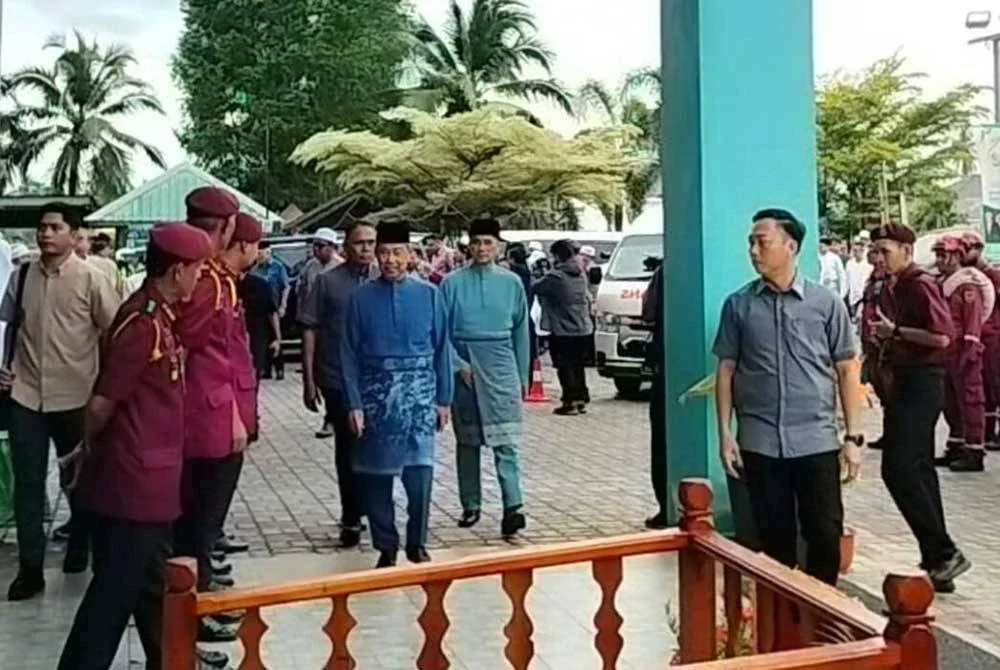 Muhyiddin dan Mohamed Azmin tiba di Kompleks Pas Kedah bagi menghadiri Muktamar Tahunan Pas Pusat.