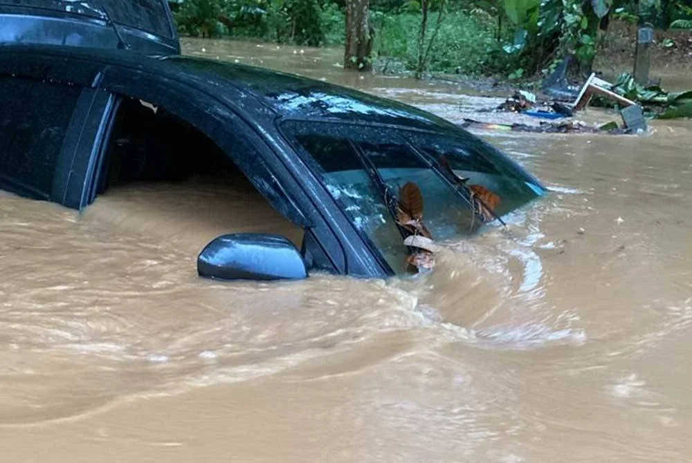 Kawasan Kampung Simpang 4 Dalam, Tanjung Malim dinaiki air dengan lebih 20 penduduk terperangkap. Foto: Bomba Perak