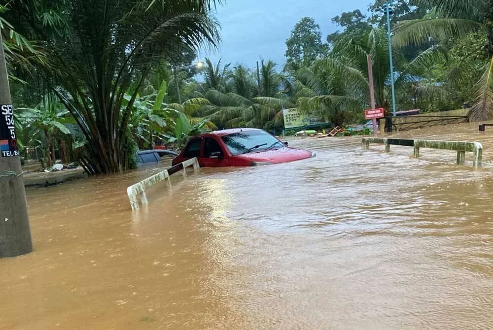 Paras air sedang meningkat ketika operasi menyelamat masih dijalankan setakat jam 6.50 pagi. Foto: Bomba Perak