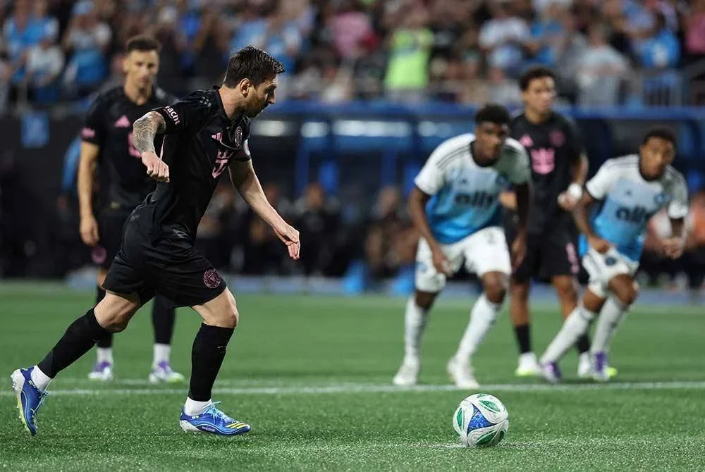 Messi gagal menyempurnakan penalti ketika menentang Charlotte FC. Foto AFP