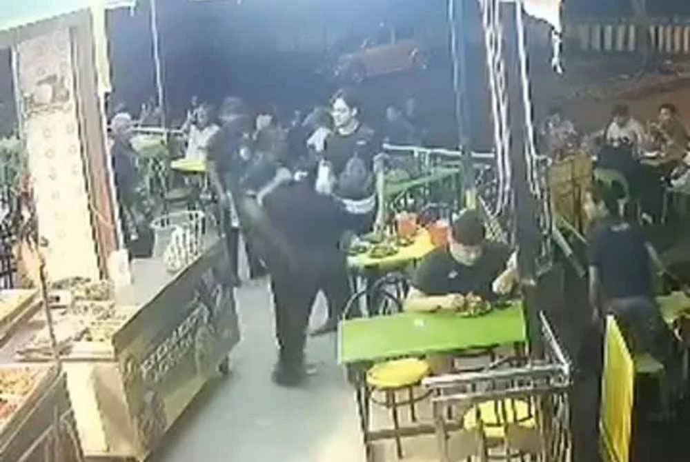 Tular kejadian seorang lelaki bertindak menyerang pasangan suami isteri selepas berang ditegur kerana merokok dalam kejadian di sebuah restoran di Shah Alam.