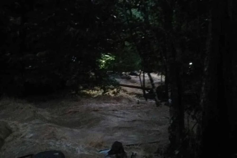 Antara kenderaan yang terjejas dalam kejadian kepala air di sebuah tapak perkhemahan di Kuala Kubu Bharu pada Isnin.