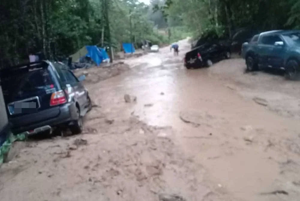 Keadaan lokasi kejadian kepala air di sebuah tapak perkhemahan di Kuala Kubu Bharu pada Isnin.
