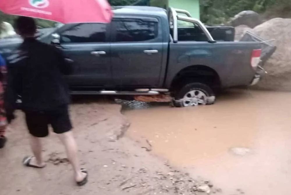 Antara kenderaan yang terjejas dalam kejadian kepala air di sebuah tapak perkhemahan di Kuala Kubu Bharu pada Isnin.