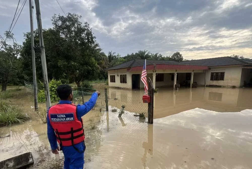 Kawasan yang dinaiki air susulan hujan lebat berserta ribut pada malam Ahad. Foto APM