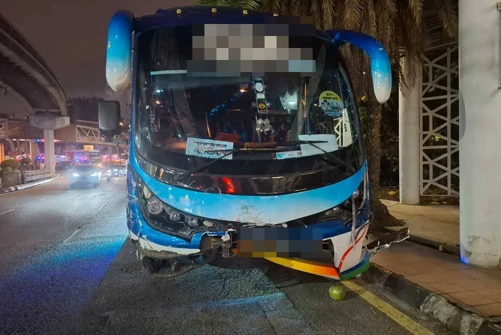 Antara bas yang terlibat dalam kemalangan membabitkan enam kenderaan di Jalan Hang Tuah menghala ke Jalan Imbi pada Ahad.