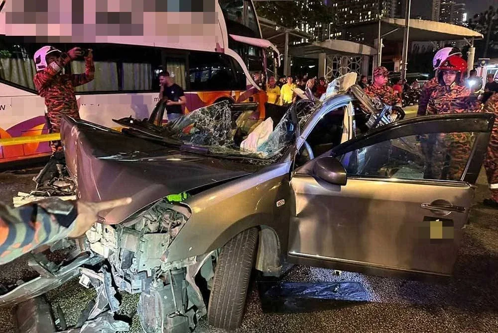 Sebuah bas yang dipercayai mengalami masalah teknikal merempuh lima kenderaan lain di Jalan Hang Tuah, Kuala Lumpur.