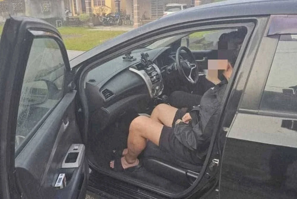 Dua lelaki yang ditahan termasuk seorang warga China. Foto ihsan PGA.