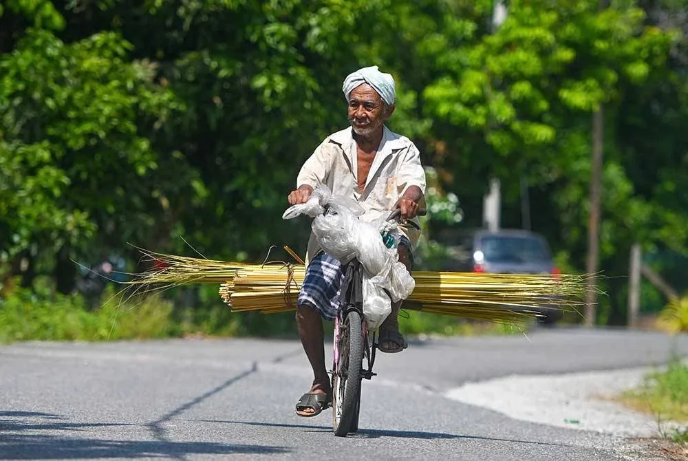 Walaupun telah berusia lanjut, Awang masih kekal bertenaga mengayuh basikal setiap hari sejak lebih 60 tahun lalu.