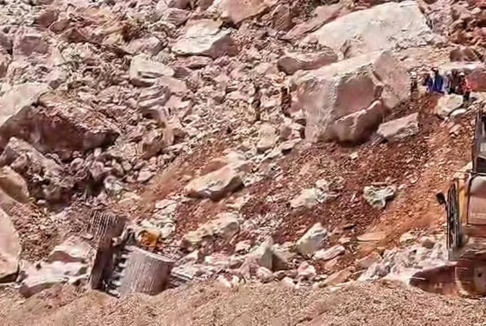 Operasi mencari seorang mangsa yang dipercayai tertimbus di bawah runtuhan batu di sebuah kuari di Ulu Gali, Sungai Ruan pada Isnin. Foto JBPM Pahang