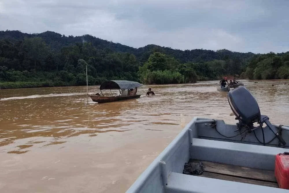 Bot yang dinaiki mangsa ditemui dalam keadaan separuh tenggelam di Sungai Perak berhampiran Jeti Awam Kampung Pulau Belayar, Gerik. Foto Bomba Perak