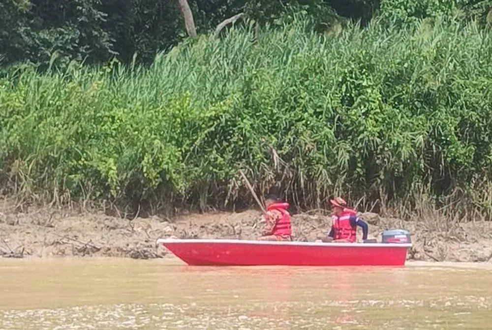 Mangsa dikhuatiri hanyut selepas bot dinaiki dijumpai tenggelam di Sungai Perak berhampiran Jeti Awam Kampung Pulau Belayar. Foto Bomba Perak