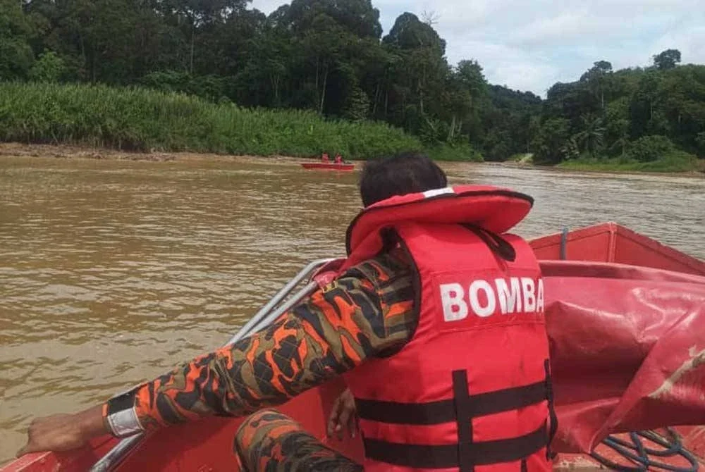 Operasi pencarian dimulakan dengan kaedah 'surface searching' di sungai, bertumpu di kawasan tempat mangsa disyaki jatuh iaitu kira-kira 700 meter dari jeti. Foto Bomba Perak