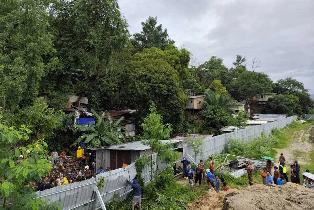 Dalam kejadian kira-kira jam 9.30 pagi itu, runtuhan tanah bukit di kawasan berkenaan menyebabkan 11 individu terjejas. Foto JBPM Sabah