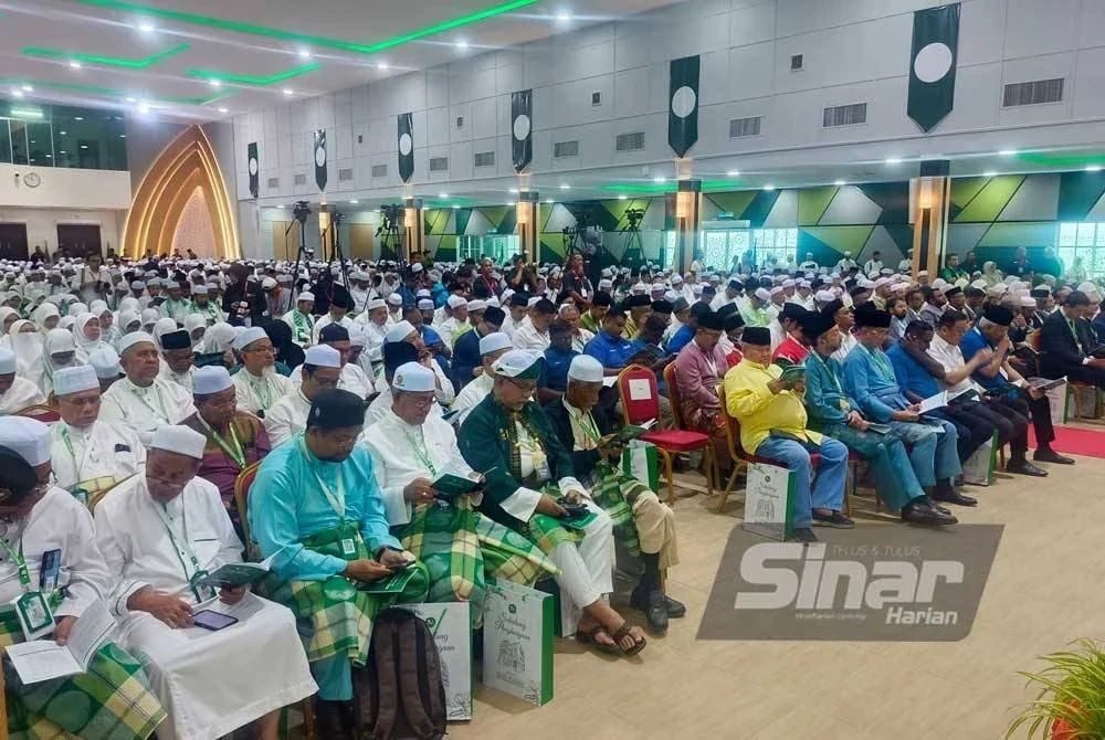 Lebih 4,000 perwakilan dari seluruh negeri hadir Muktamar Pas ke-71 di Kompleks Pas Kedah di Kota Sarang Semut di Alor Setar pada Isnin.