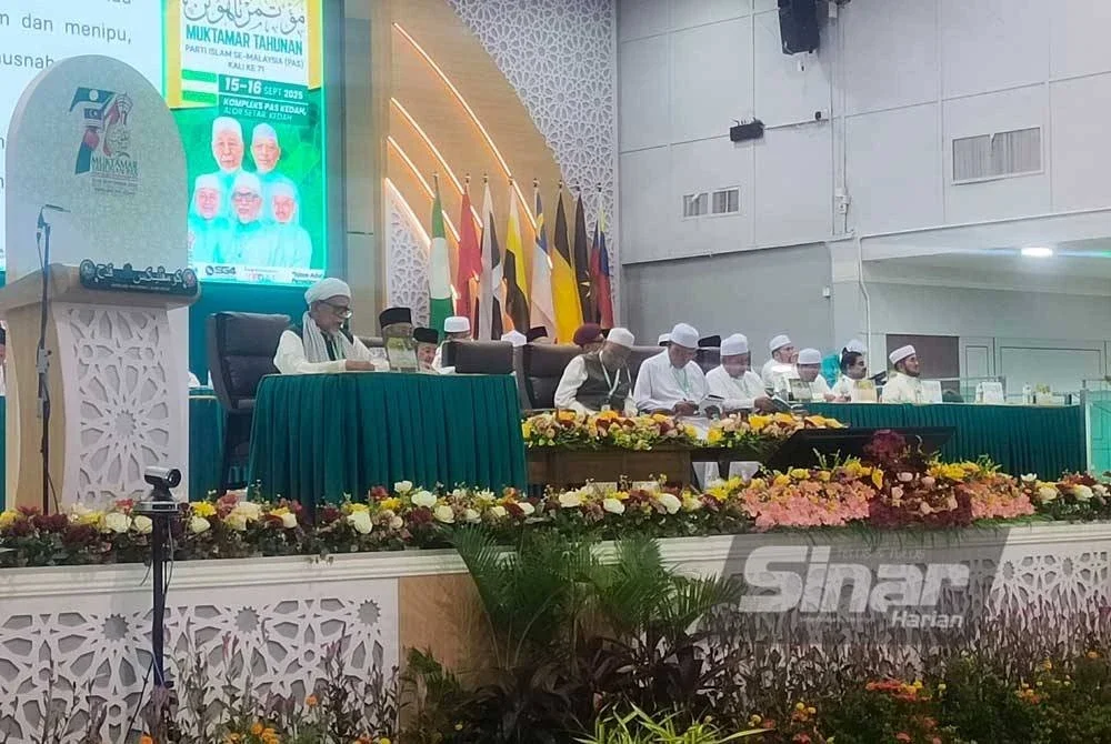 Abdul Hadi menyampaikan ucapan dasar sempena Muktamar Pas ke-71 di Kompleks Pas Kedah di Kota Sarang Semut di Alor Setar pada Isnin.