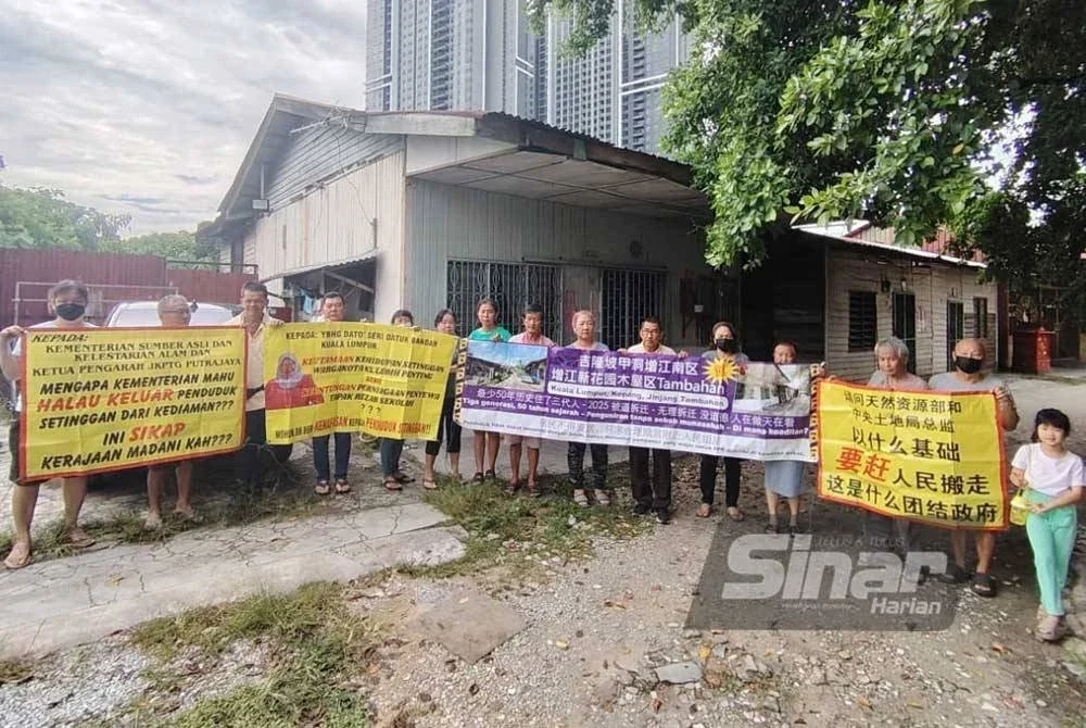 Seramai 37 keluarga di penempatan setinggan di Lot 56167, Mukim Batu, Jalan 11/32, Taman Jinjang Baru buntu apabila diarahkan mengosongkan rumah.