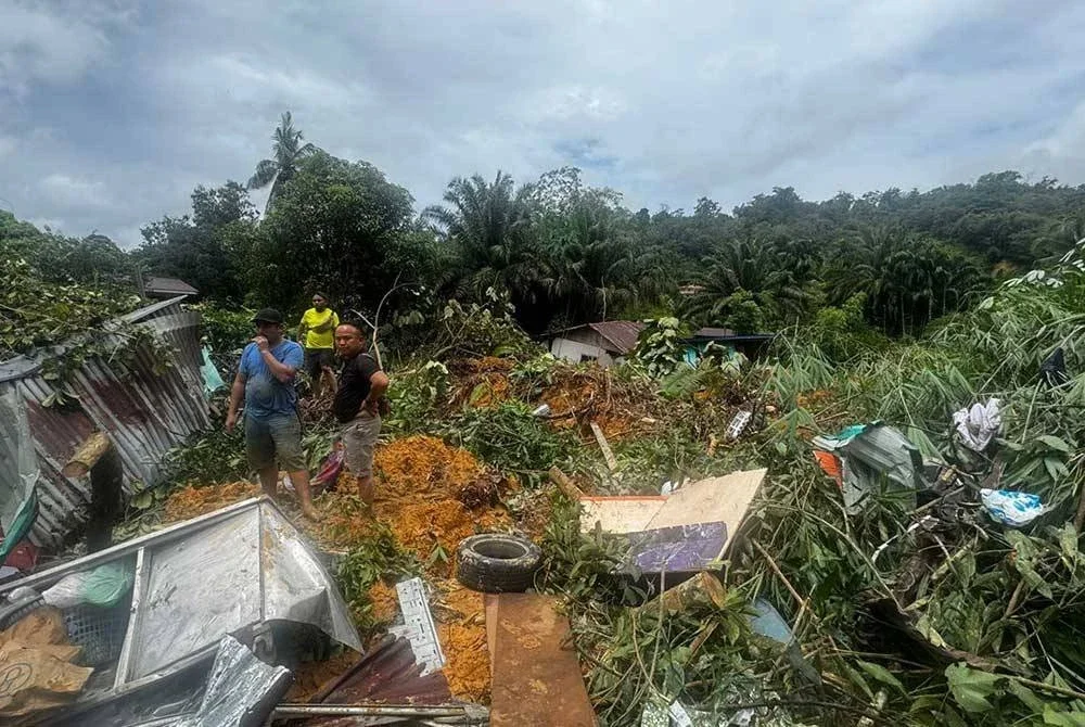 Dalam kejadian kira-kira jam 9.30 pagi, dilaporkan berlaku tanah runtuh yang menghempap tiga rumah di kawasan tersebut. Foto ihsan JBPM Sabah