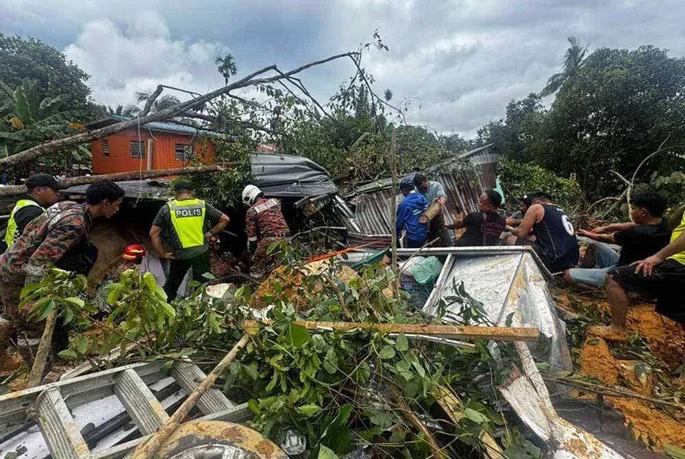 Dua mangsa tertimbus dalam kejadian tanah runtuh dan menghempap tiga rumah disahkan meninggal dunia di Kampung Mook, di sini pada Isnin. Foto ihsan JBPM Sabah