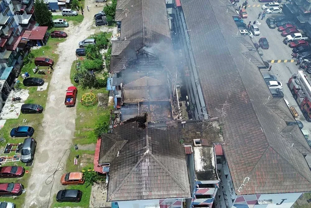 Tiada mangsa dilaporkan cedera dalam kejadian itu dan punca kebakaran masih dalam siasatan.