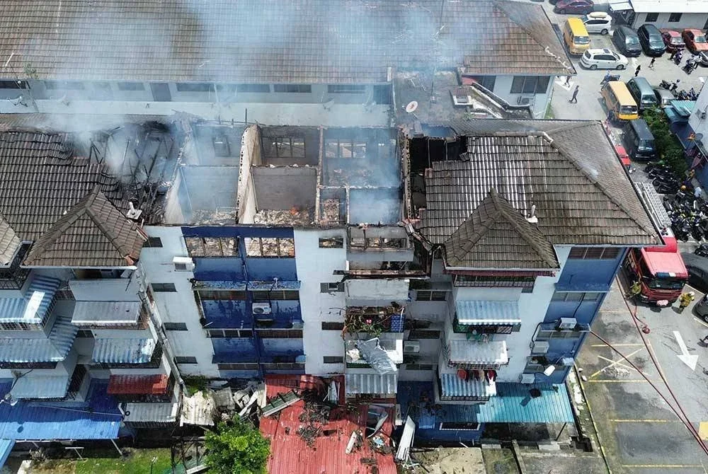 Kebakaran memusnahkan enam unit rumah di Flat Pinggiran, Taman Pinggiran Batu Caves pada Isnin.