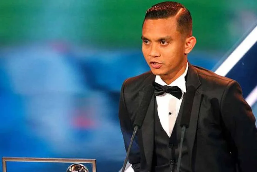 Pemenang Anugerah Puskas FIFA 2016, Mohd Faiz Subri diberi penghormatan memimpin bacaan ikrar Rukun Negara pada sambutan Hari Malaysia 2025.