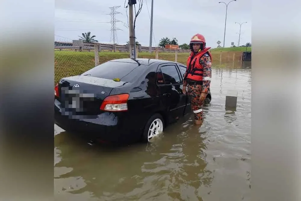Seorang wanita terselamat selepas kereta dipandunya terbabas ke kawasan banjir kilat berhampiran Paksu Bawal Goreng, Sungai Bakap tengah hari Isnin.