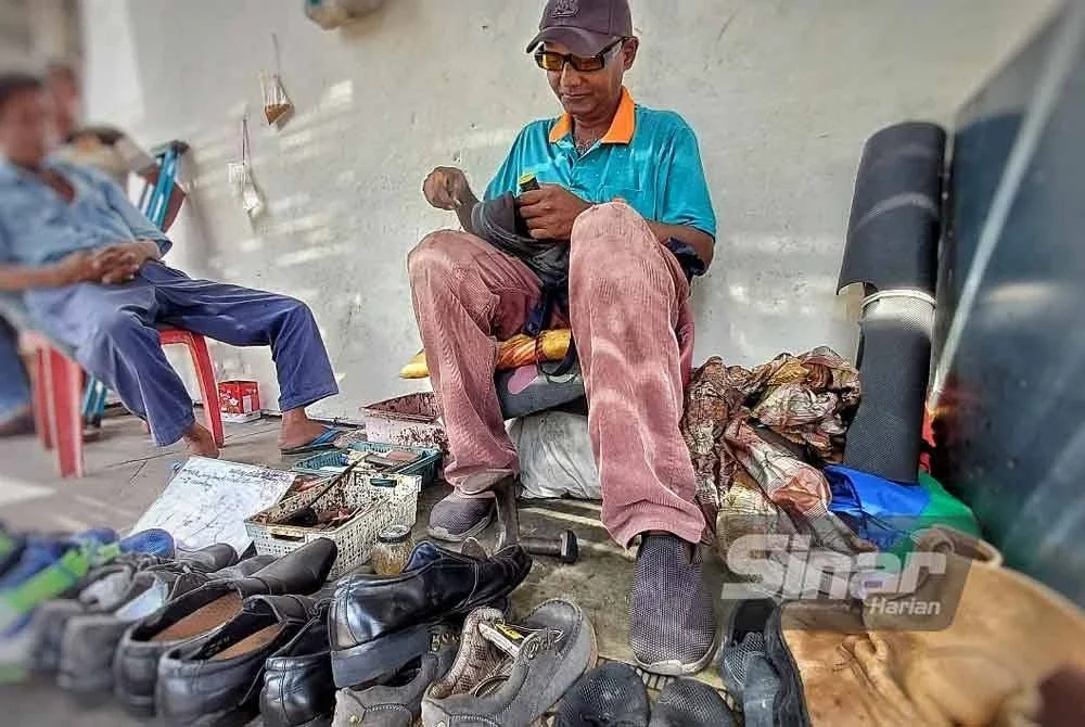 Ganisuaren mengakui kerja menjahit kasut memerlukan ketelitian dan kesabaran. - FOTO: SINAR HARIAN