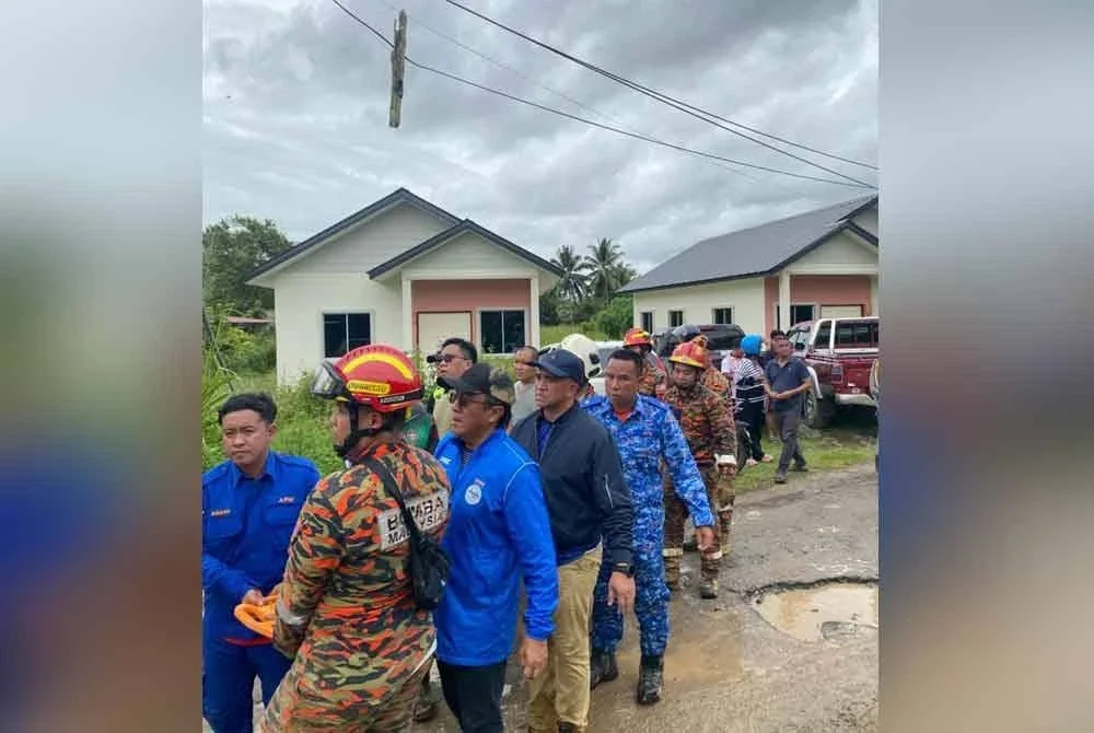 Anggota bomba dan pasukan penyelamat lain bekerja keras menyelamatkan mangsa yang terlibat dalam kejadian tanah runtuh di Kampung Cenderakasih, Kolombong
