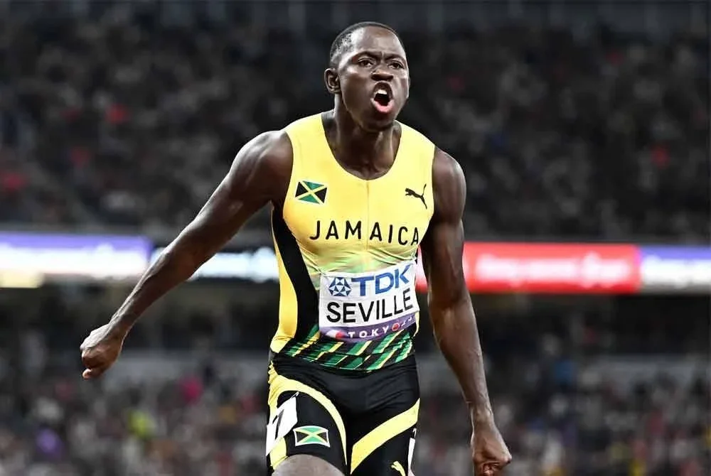 Oblique Seville dari Jamaica yang menduduki tempat pertama meraikan kemenangan acara akhir 100m lelaki semasa Kejohanan Olahraga Dunia di Tokyo pada 14 September 2025. - Foto: AFP