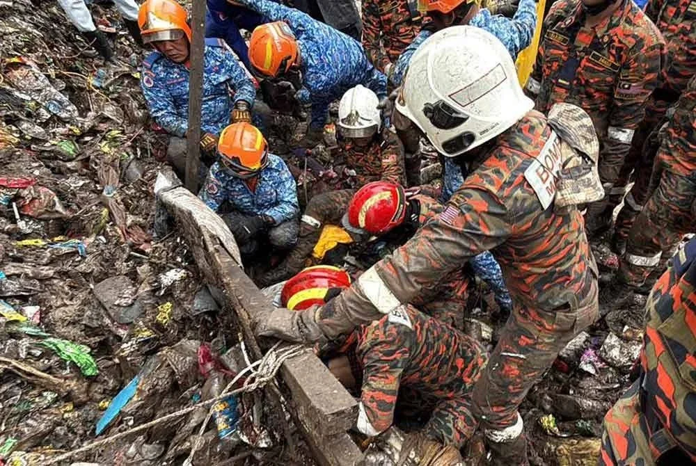 Kedua-dua mangsa masing-masing ditemui pada jam 3.28 petang dan 3.42 petang.