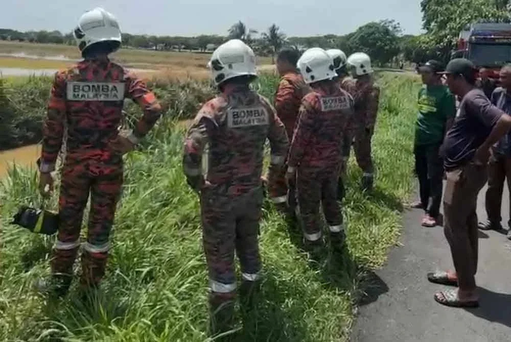 Pasukan bomba memantau lokasi penemuan buaya berkenaan.