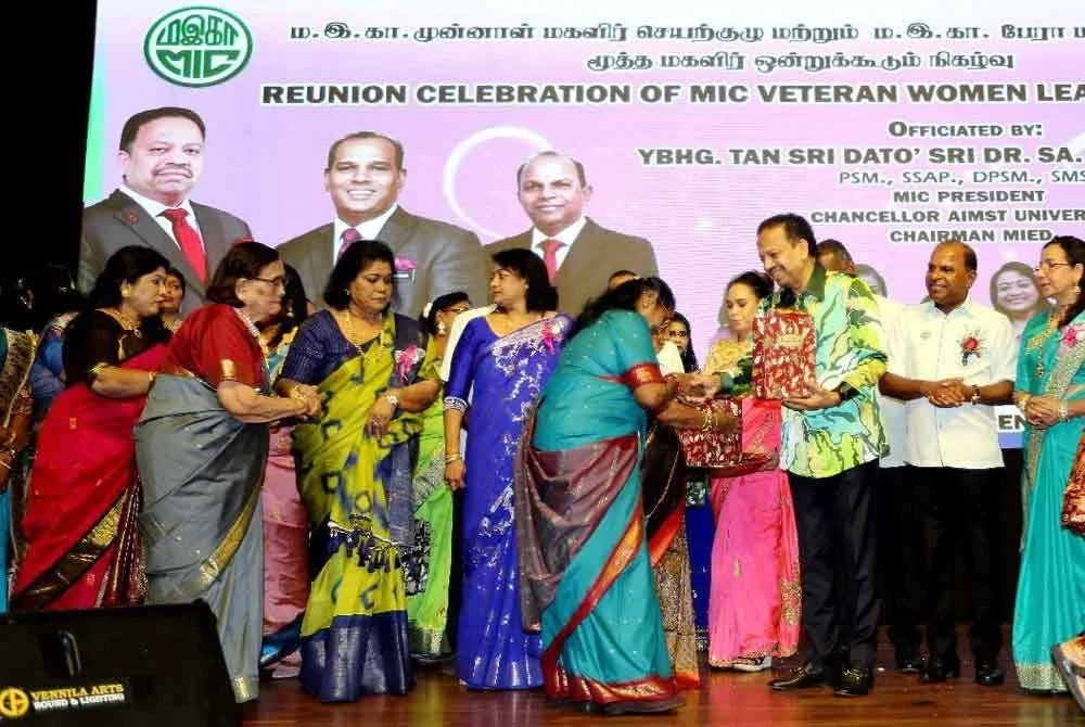 Vigneswaran menyampaikan cenderahati kepada Pemimpin Wanita Veteran MIC Perak sempena majlis perjumpaan bersama kumpulan itu Pusat Konvensyen Tun Samy Vellu, Sungai Siput pada Isnin.