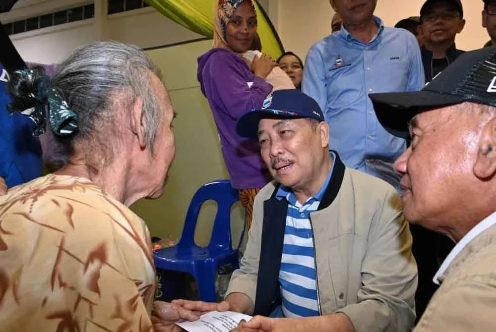 Hajiji menyampaikan bantuan kepada mangsa terjejas yang ditempatkan di PPS.