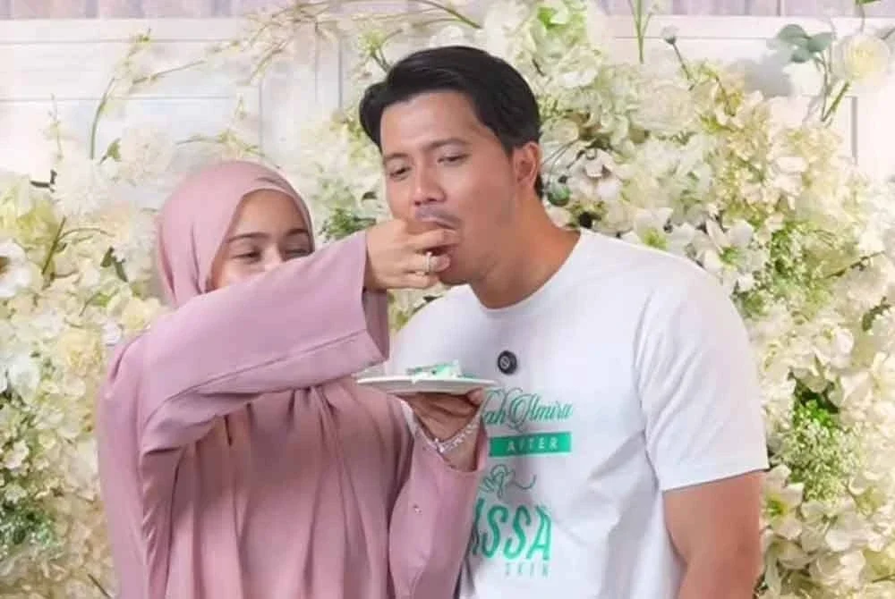 Amira menyuap kek ke mulut Fattah.