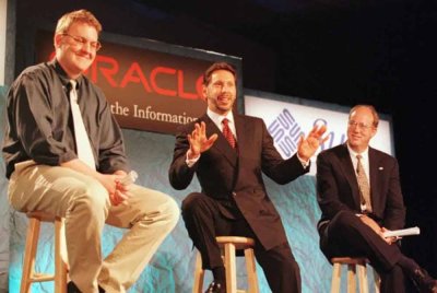 Ellison (tengah) duduk di antara Marc Andreessen (kiri) dan Jan-Pieter Scheerder dalam foto tahun 1996.