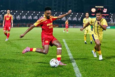 Pemain Selangor FC, Alvin Mateus Fortes (tengah) diasak pemain Malaysian University dalam saingan Piala FA di Stadium Majlis Perbandaran Petaling Jaya. Foto: Bernama