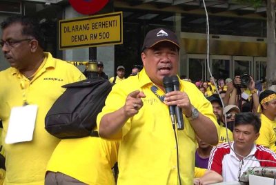 Mohamad Sabu atau lebih dikenali sebagai Abang Mat memberi amaran bahawa perhimpunan aman kini sedang menunjukkan trend berbahaya untuk menjadi lebih ganas. - Gambar hiasan
