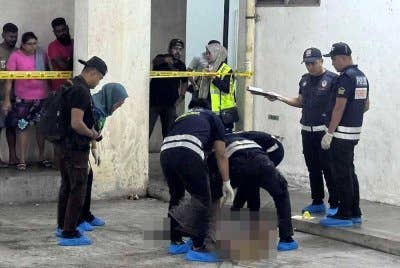 Anggota polis sedang menjalankan siasatan di lokasi kejadian.