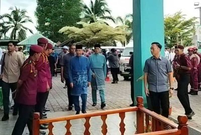 Muhyiddin dan Mohamed Azmin tiba di Kompleks Pas Kedah bagi menghadiri Muktamar Tahunan Pas Pusat.