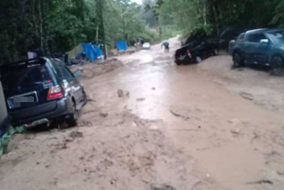Keadaan lokasi kejadian kepala air di sebuah tapak perkhemahan di Kuala Kubu Bharu pada Isnin.