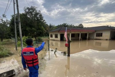Kawasan yang dinaiki air susulan hujan lebat berserta ribut pada malam Ahad. Foto APM