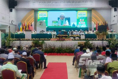 Abdul Hadi menyampaikan ucapan dasar pada Muktamar Pas di Kompleks Pas Kedah, Kota Sarang Semut pada Isnin.