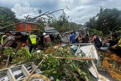 Dua mangsa tertimbus dalam kejadian tanah runtuh dan menghempap tiga rumah disahkan meninggal dunia di Kampung Mook, di sini pada Isnin. Foto ihsan JBPM Sabah