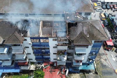 Kebakaran memusnahkan enam unit rumah di Flat Pinggiran, Taman Pinggiran Batu Caves pada Isnin.
