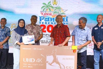 Razali (tiga dari kanan) ketika menyempurnakan dan menyampaikan hadiah kepada pengunjung sempena majlis penutup Karnival Pantai 2025 di Pantai Teluk Ketapang, Seberang Takir di Kuala Nerus pada Ahad.