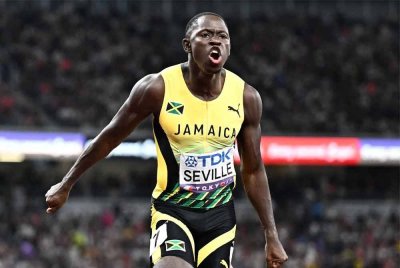 Oblique Seville dari Jamaica yang menduduki tempat pertama meraikan kemenangan acara akhir 100m lelaki semasa Kejohanan Olahraga Dunia di Tokyo pada 14 September 2025. - Foto: AFP