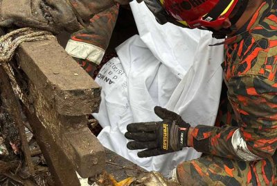 Dua mangsa terakhir yang tertimbus dalam kejadian tanah runtuh di Kampung Cenderakasih, Kolombong ditemui meninggal dunia.