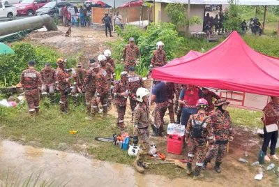 Anggota JBPM Sabah masih menjalankan operasi mencari dan menyelamat mangsa dalam kejadian tanah runtuh di Kampung Marahang Tuntul pada Isnin.